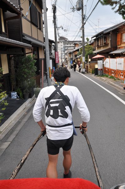 到达目的地是还送了我们一张贴纸,原来一年四季来这边坐人力车可以