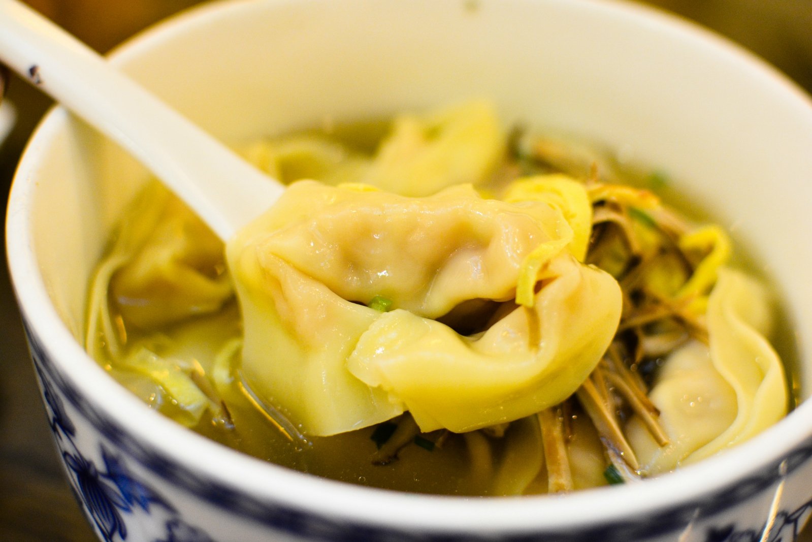 包和馄饨点了最经典的无锡小笼和开洋馄饨一口下去汤汁漫溢肉馅饱满