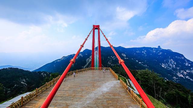 世界第一人行悬索桥