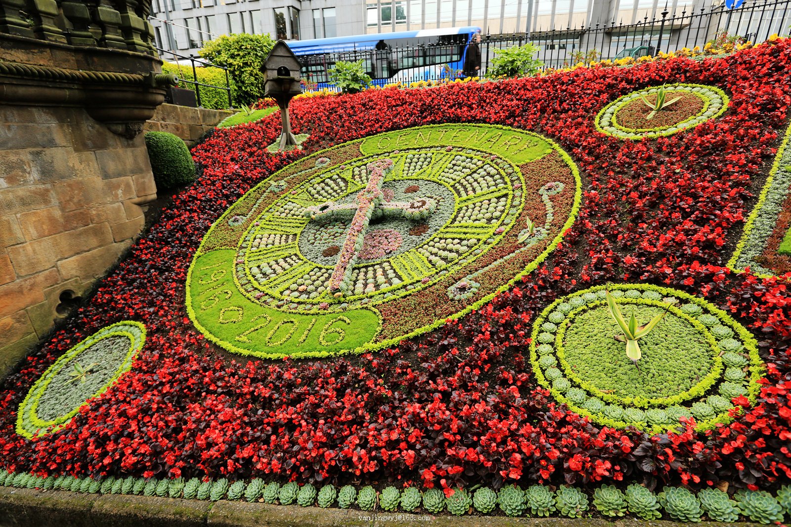 花钟下面就是王子街花园,远处山上就是爱丁堡城堡.