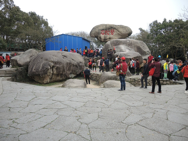 "“磐陀石”是普陀山上的著名景点之一，单只是“造化神奇”这一点就很值得一看。磐陀石就锥立在山顶的石群上_磐陀石"的评论图片