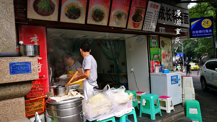 "虽说本不想再吃小面，但还是仍不住进去点了一碗。门口的人拿着凳子当桌子_成长巷巷特色面"的评论图片