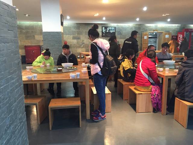 八人小分队坐等吃饭