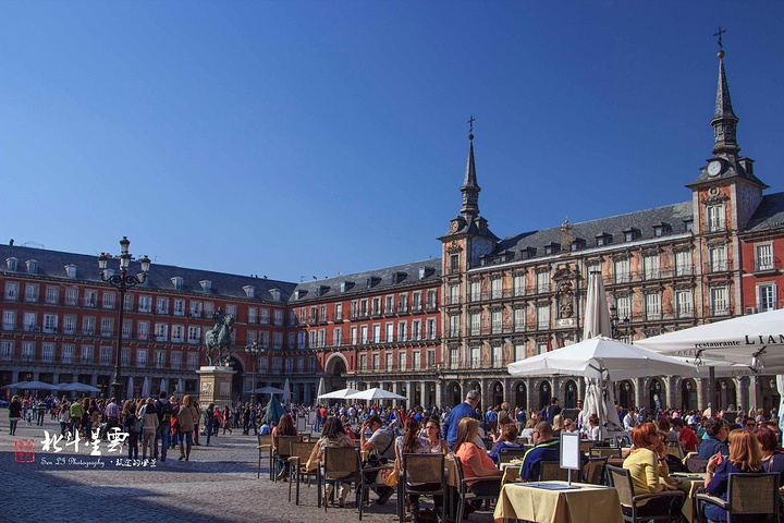 2023...着各种咖啡馆,餐厅,面包店,众多旅人们在此品尝一杯休闲的咖啡