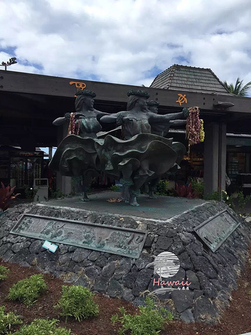 "...，本来也是专门的岛内机场，不过还挺有夏威夷风情的，迎面一座雕像，三个美丽的夏威夷姑娘在欢迎大家_科纳机场"的评论图片
