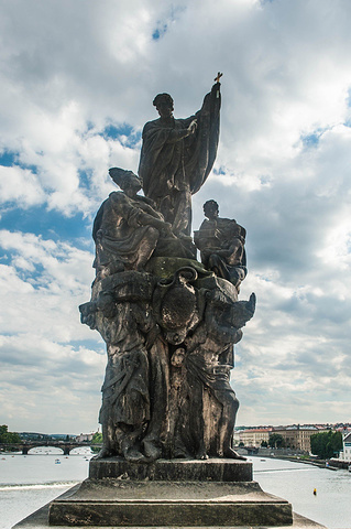 大桥的建造者查理四世非常迷信天._查理大桥评论