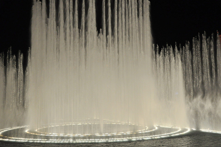 身为法国人的酒店老板把法国的浪漫通过他的"水舞芭蕾"喷泉秀表现得