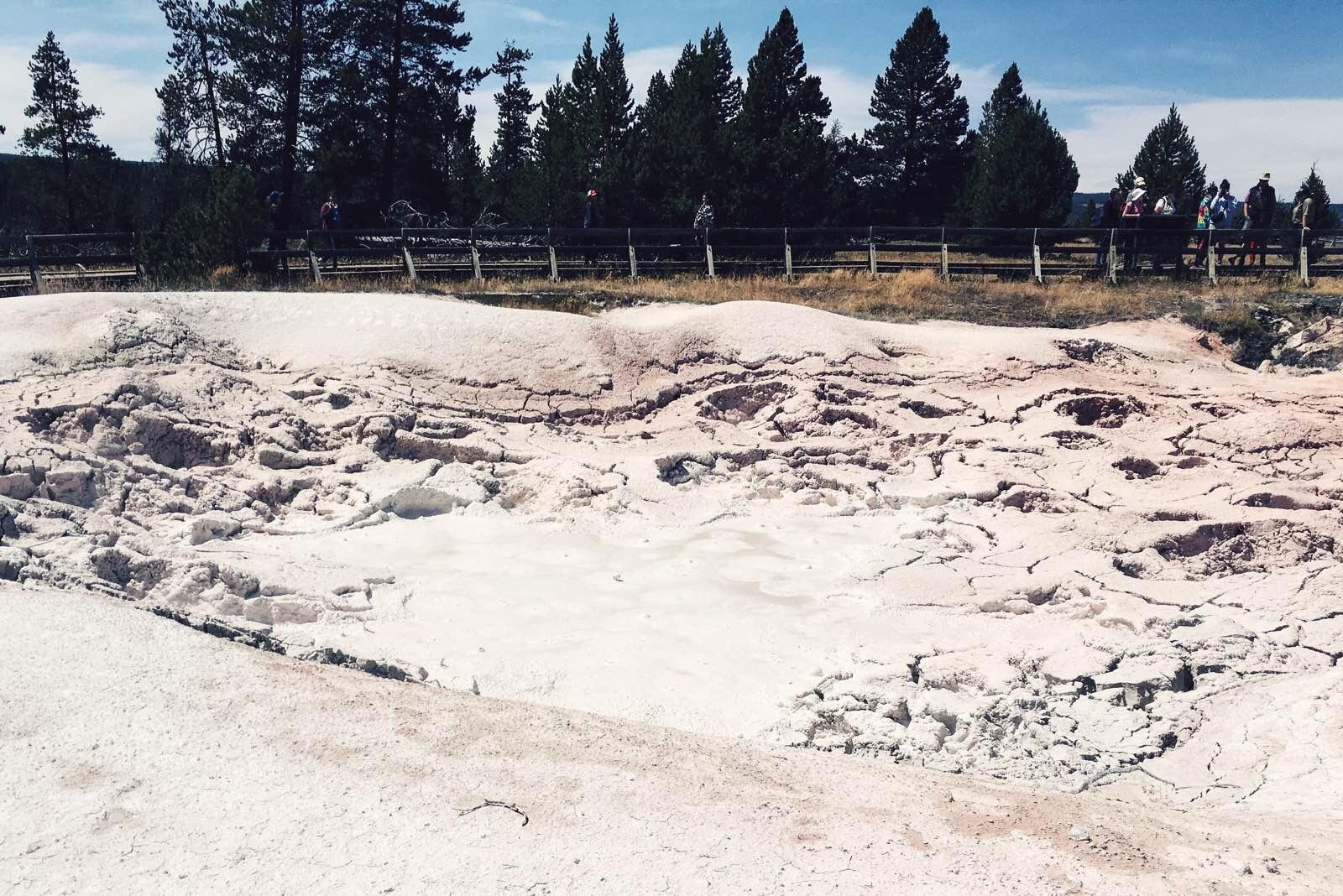 2022彩色锅喷泉游玩攻略,这个泥巴坑常年就这样咕嘟咕.