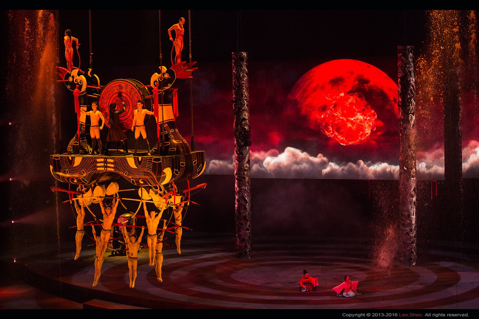 舞台剧《诺曼底公寓》首演丨用一座大楼的百年回忆书写普通人的家国史诗