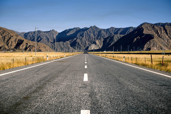 今天的路途不算遥远,大柴旦镇就在四百公里之外,四百公里,在青藏高原