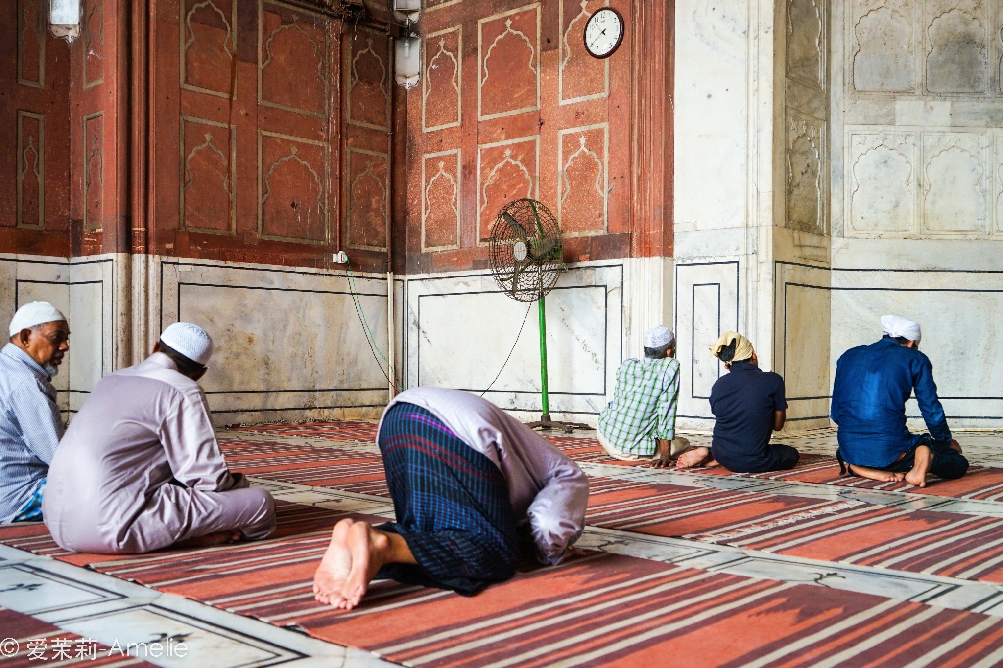 门票女士租长袍100卢比强制携带照相设备300卢比存鞋免费