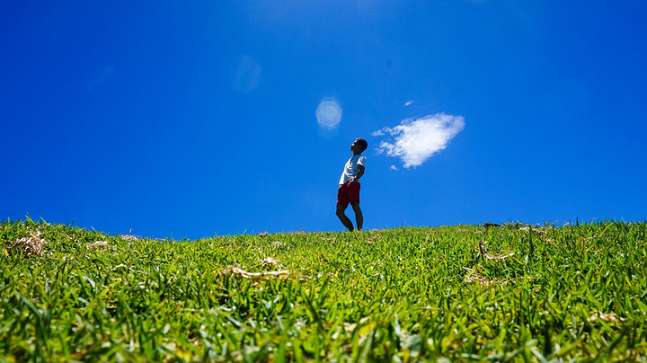 到一处无人的风景独好的山头,用手机wifi连接相机来遥控拍摄,玩嗨了!