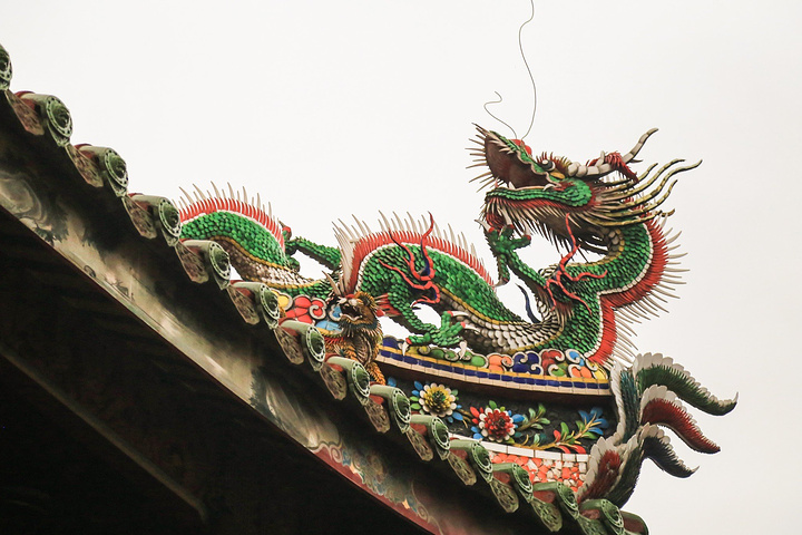 无处不透露的金碧辉煌_艋舺龙山寺"的评论图片