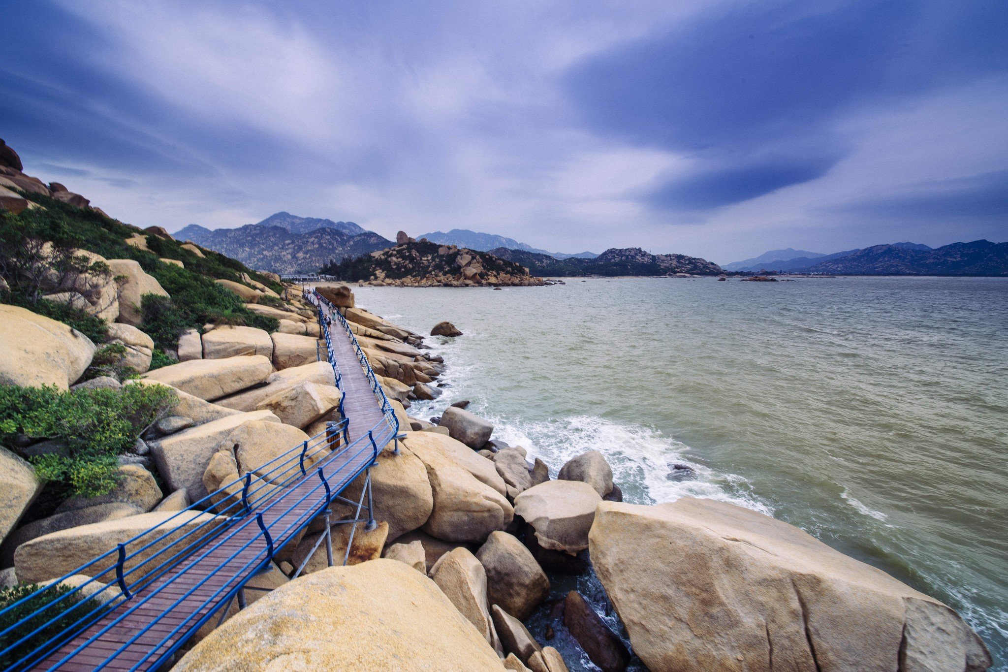 海边的栈道蔓延远方.天气不好,然后就是这样了,在阳台.