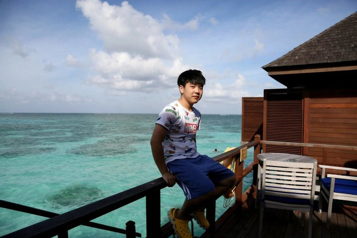 大海鸟不怎么怕人,除非你走很近它才会飞走_马尔代夫欧芙菲莉岛海滩