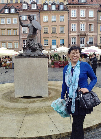 鱼青铜塑像矗立在华沙维斯瓦河西岸。在波兰,