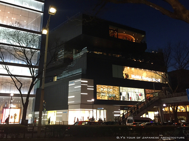 21为了建造安腾设计的购物中心 甲方森地产集体拆除了原有的同润会公寓 玻璃屋顶使自然光线照射到建筑深处 表参道 评论 去哪儿攻略