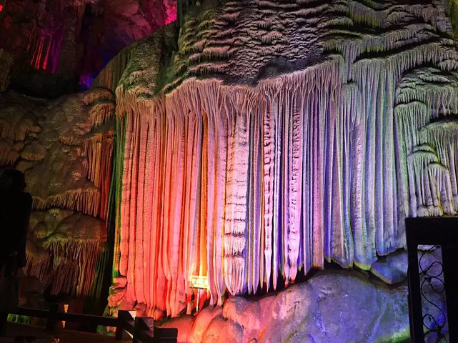 瑶池仙境,而三宝就是佛祖论经、混元珍珠伞、