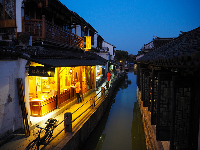 2023环绕着周庄,从贞丰轩到花间堂,从富安桥到双桥,从怪楼到迷楼,一步一景。傍晚时,这里最美,周庄富安桥_周庄-评论-去哪儿攻略
