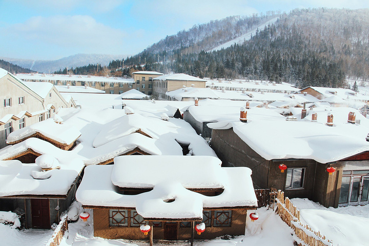 炊烟袅袅似仙境。北国风光 千里冰封 万里雪飘