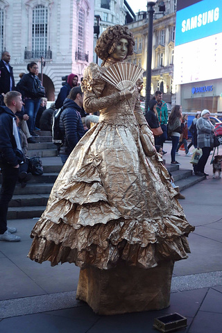皮卡迪利广场(piccadilly circus)是伦敦最有名的圆形广场,周边建筑
