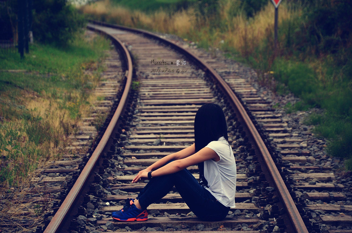 kall火车站等待转乘公交的间隙发现有段废弃的铁轨,掏出相机招呼两位"