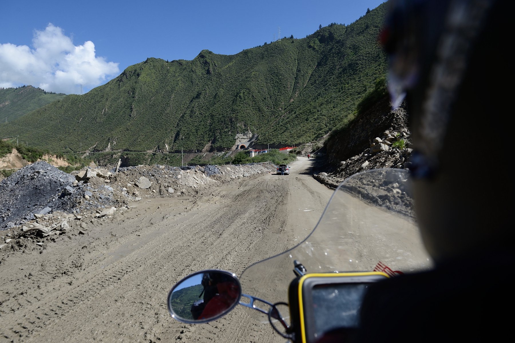 骑过新龙县的桥,下面就是滚滚流动的雅砻江.