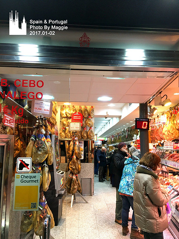 这家店在马德里有很多分店,西班牙的火腿非常