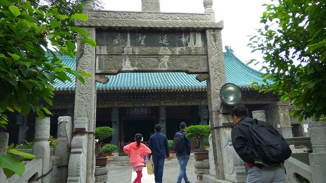 位于西安市莲湖区大学习巷,因地处化觉巷清真寺的西面又被称为西大寺