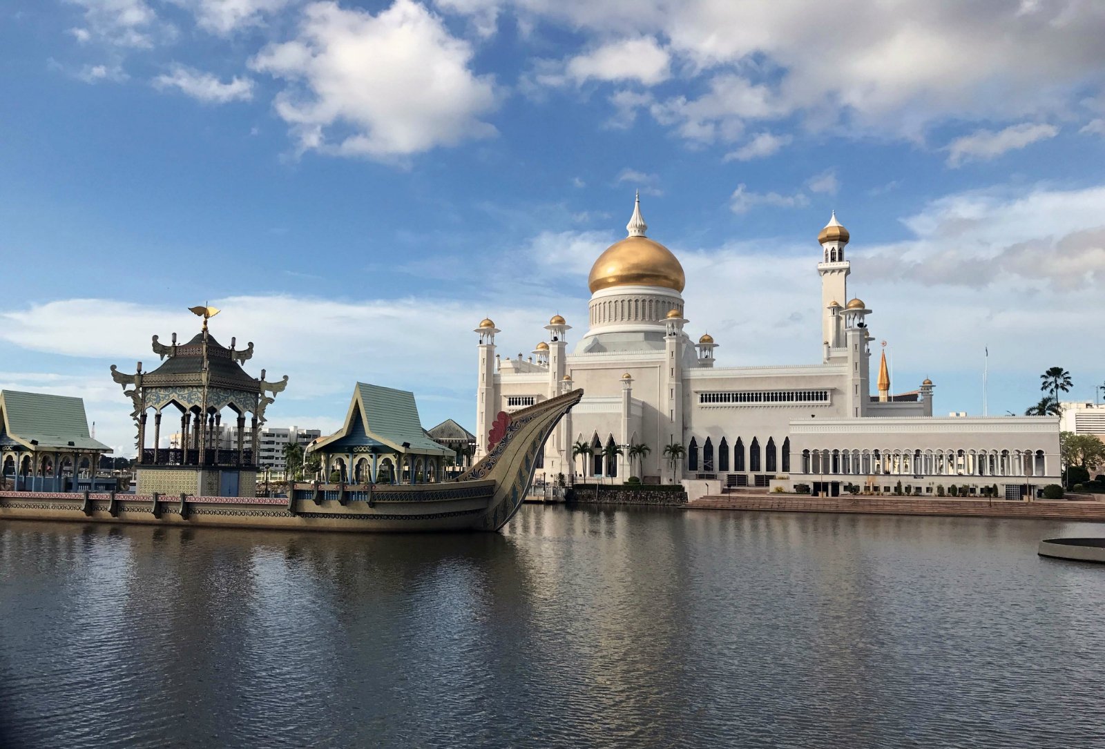 坐船在水上村庄游览,也能拍到充满魅力的奥玛阿里清真寺身影.