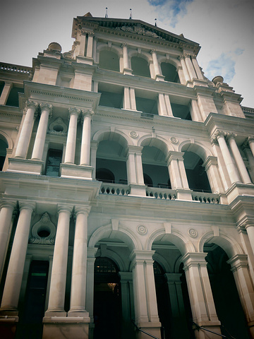 不过,旅游资讯上说这里的自助餐便宜又好吃!不