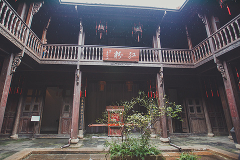 花居雅舍相传原是宋代名妓李师师开设的"青月醉花楼".