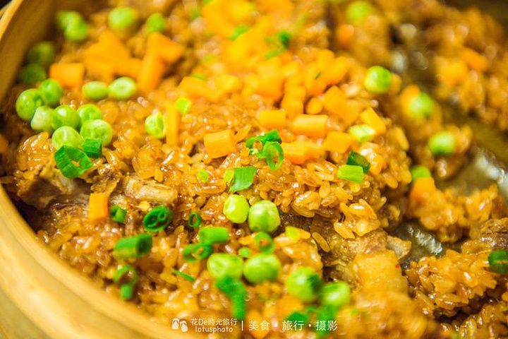 不过这家店的布局还是有几分特色的,古色古香的,菜