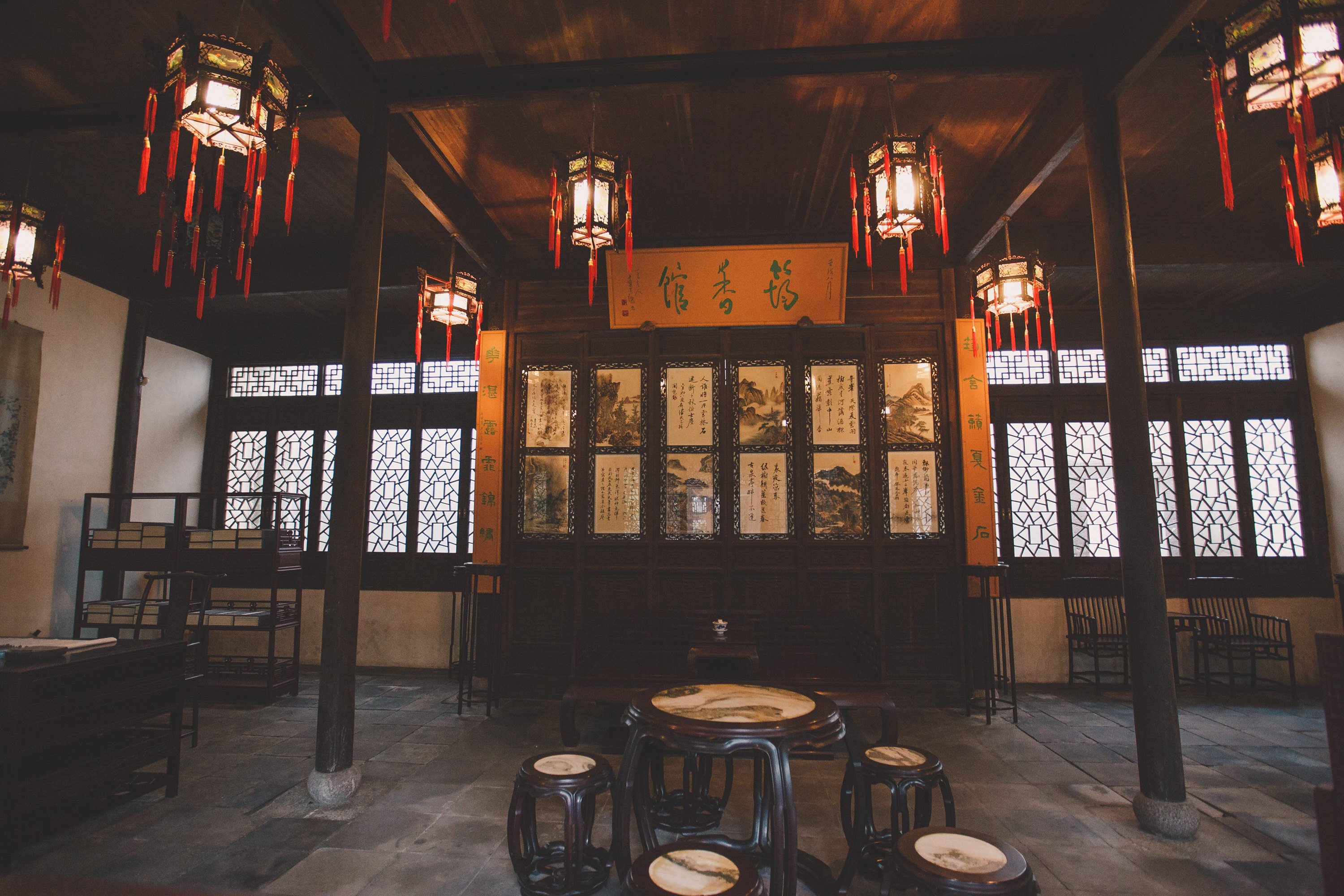 在雨中,前往陈阁老宅参观一番.