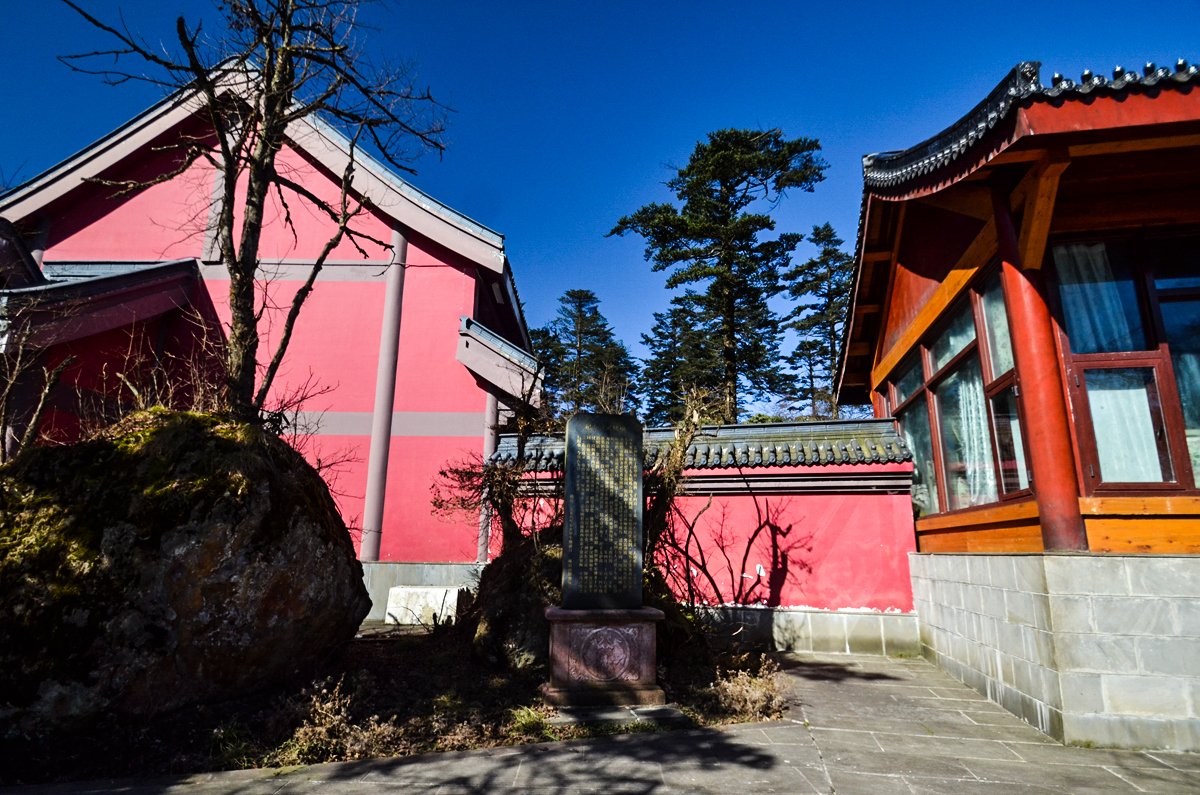 峨眉山高铁站有公交车直达景区大门口的报国寺附近,到了报国寺游客