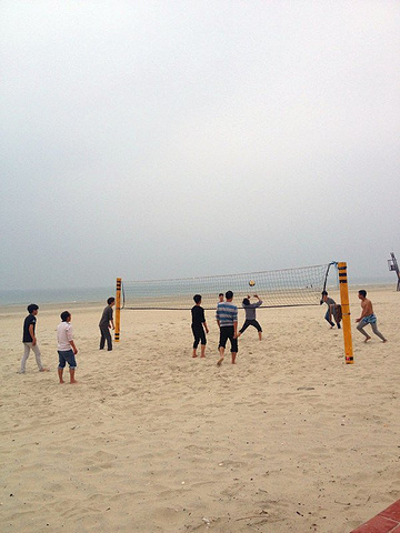 017这里是北海最出名的海边烧烤圣地。沙滩上