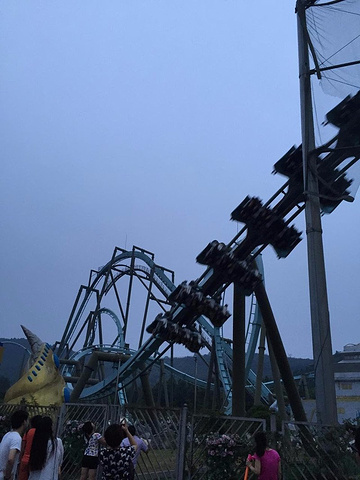 的人非常多,在下面观看的游客也会不由自主的尖叫起来_嬉戏谷"的