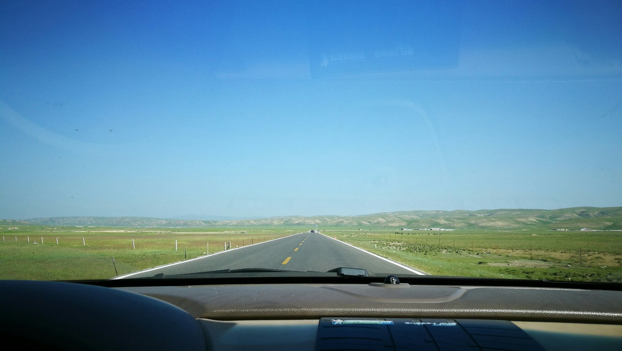 之后就慢慢开车了,真是无比爽啊.路上车很少.五彩的经幡迎风飞舞!