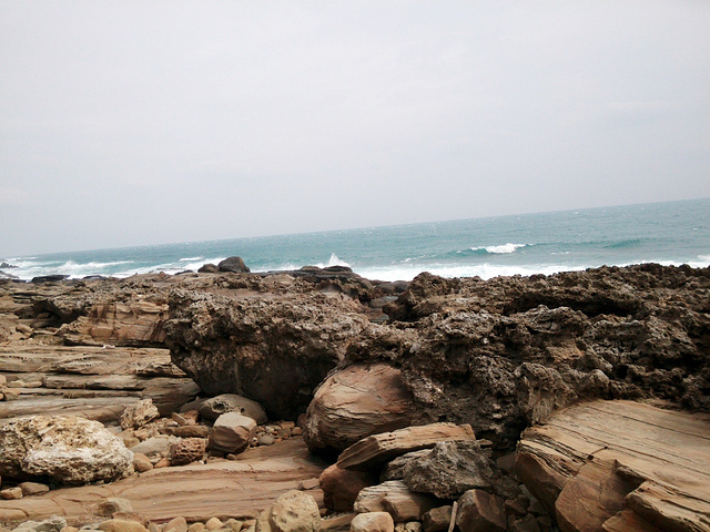 7佳鹅公路旁,一处隆起的珊瑚礁所形成的石灰.