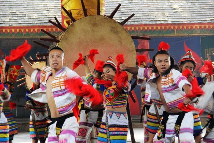 喝完茶,可以去看古代狩猎舞蹈以及上刀山等表演.