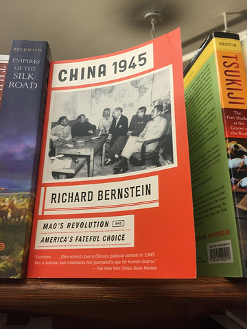 "然后我们去了城市之光书店~只是粗略逛了逛三层书屋，书的种类全且有趣~比如下面这些啊_城市之光书店"的评论图片