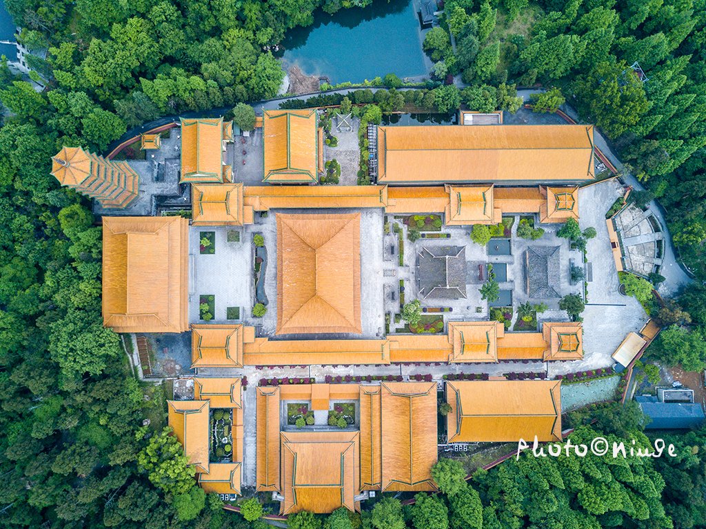 禅源寺,西天目山南麓昭明,旭日两峰之下,掩映在青山绿林之中,是韦驮