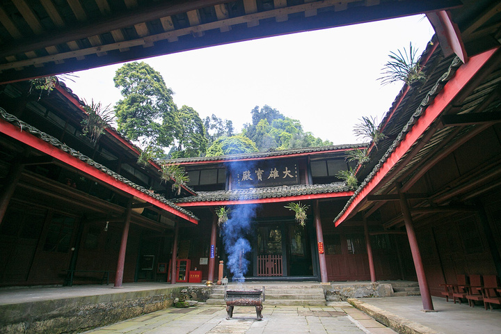 我们第一站到达的是雷音寺这个寺庙,相对于山脚下的寺庙来说更为清净
