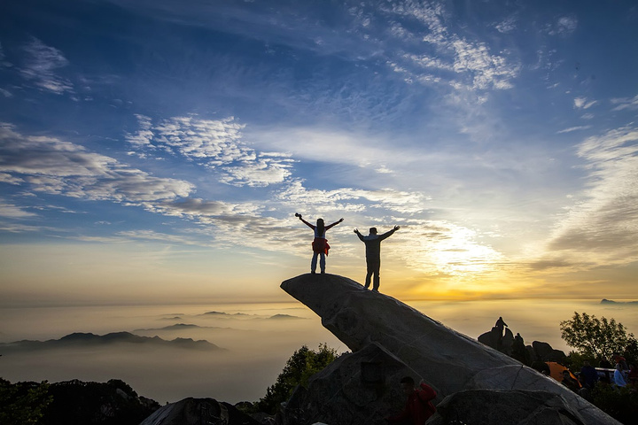 "拱北石位于观日出最佳地点日观峰上,那边有气象台宾馆,旭日宾馆