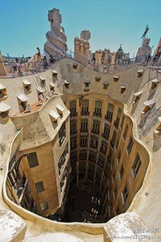 2017其实这些都是排烟管或水塔,只是高迪习惯