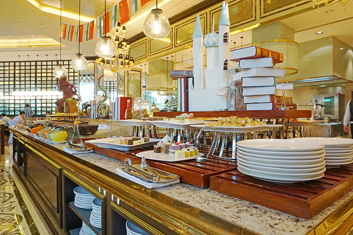 餐厅的装修摆设我非常的喜欢早餐的品种也算丰富各类炒菜糕点面包咖啡