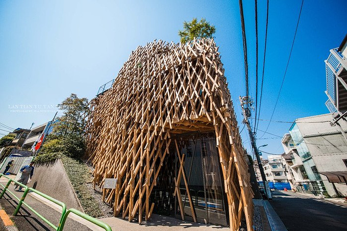 木质建筑微热山丘图片