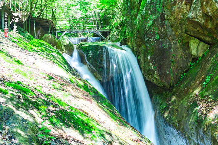 谱写的美丽音符听着这水声心灵豁然开朗眼前的一泓清泉犹如一片明镜