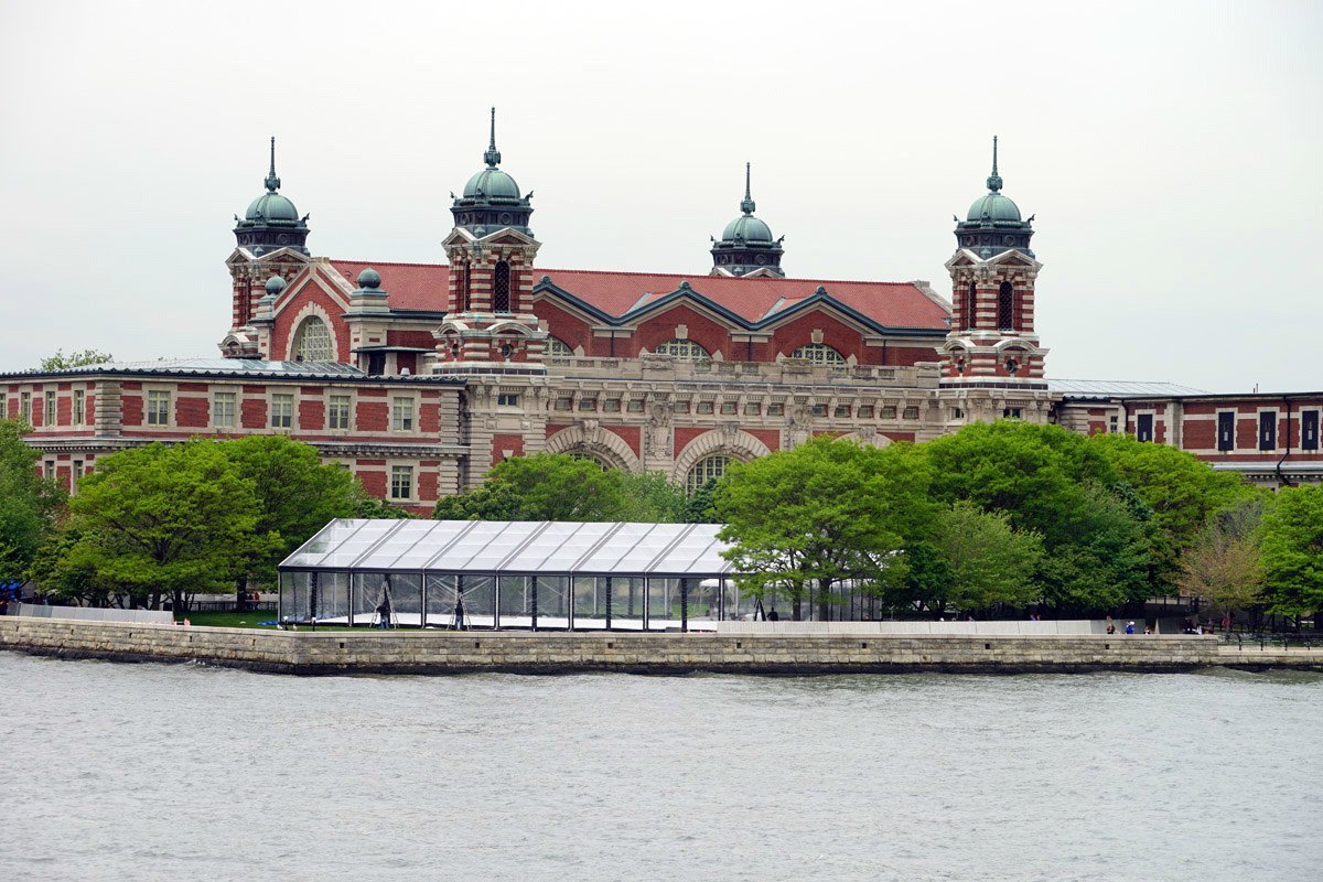 游船在新泽西码头附近调头开向下游,经过埃利斯岛(ellis island,又译