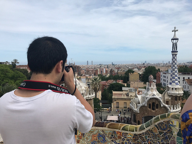 2017.在城市的北部,高迪为巴塞罗那富商奎尔伯